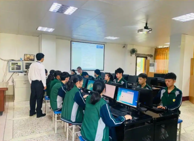 落實(shí)根底教育階段積極推進(jìn)殘疾學(xué)生享有15年免費(fèi)教育