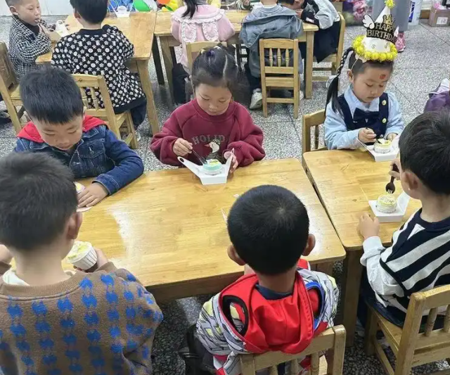 教師先行課程浸潤家園校協同構建起三位一體的幼小聯接機制