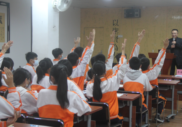 分層分類豐厚多樣的選修課程形成體現校園辦學特色的課程系列