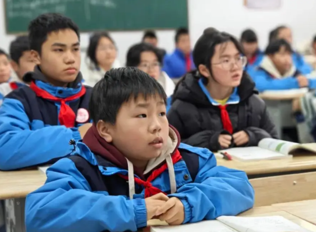 將課堂真實交還學生數學課上學生化身校園測量師實地測量