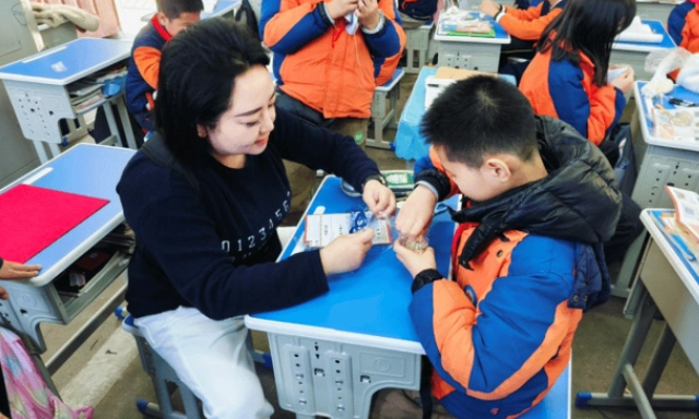 愛是一劑良藥就讓我們把愛的火炬?zhèn)鬟f給學(xué)生為愛插上翅膀
