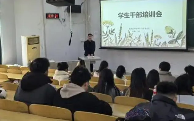 一手抓核心素質(zhì)既讓學(xué)生有接受智能時(shí)代新科技挑戰(zhàn)的才能